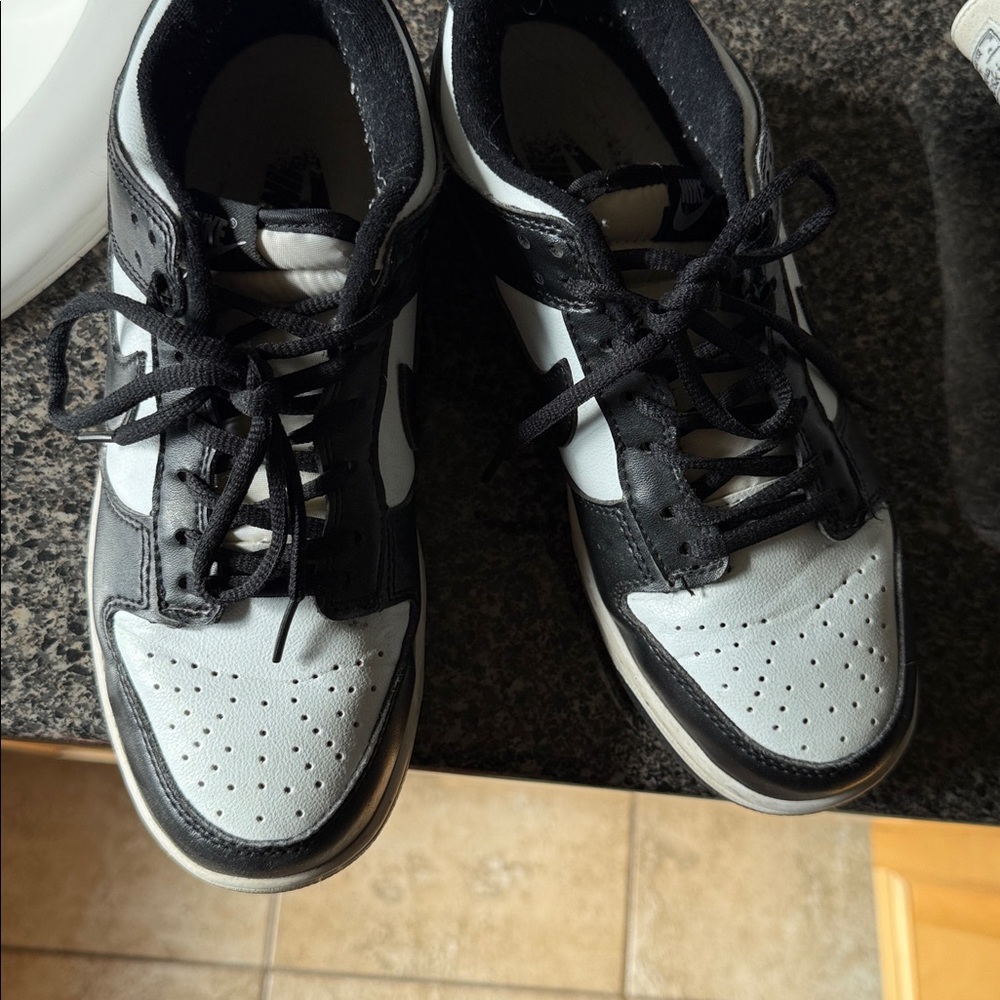 Nike Panda Dunks - Picture 2 of 4
